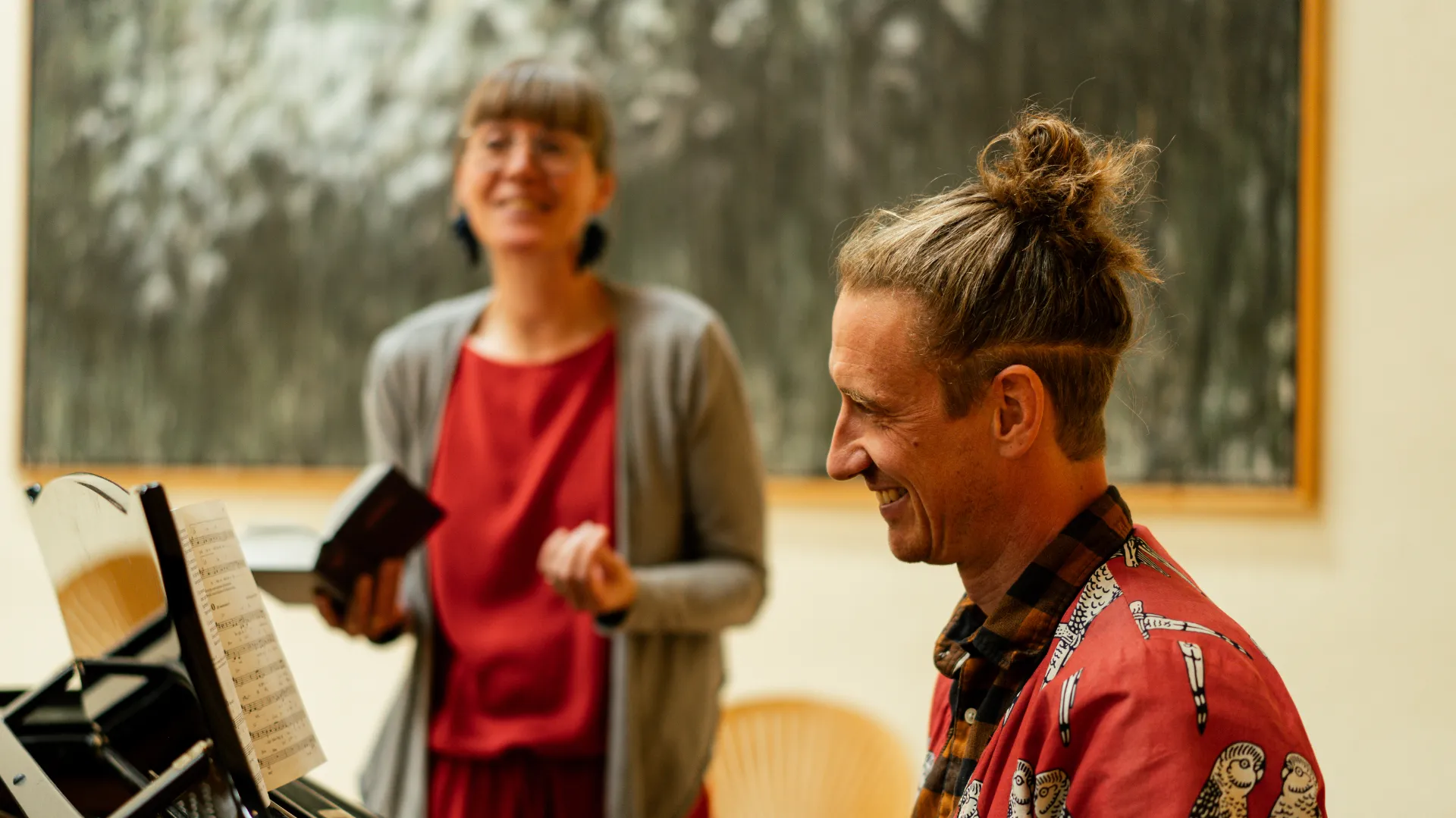 Mette Øyås Madsen og Rasmus Sejersen synger og spiller