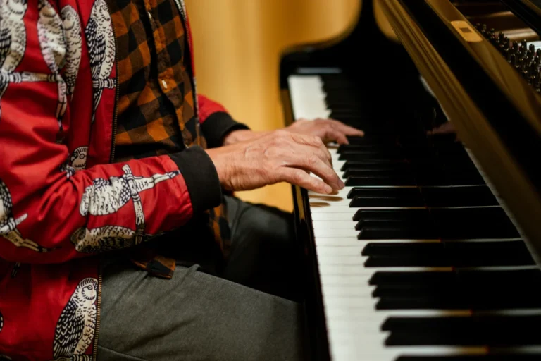 Rasmus Sejersen spiller klaver. Hænder på tangenter.