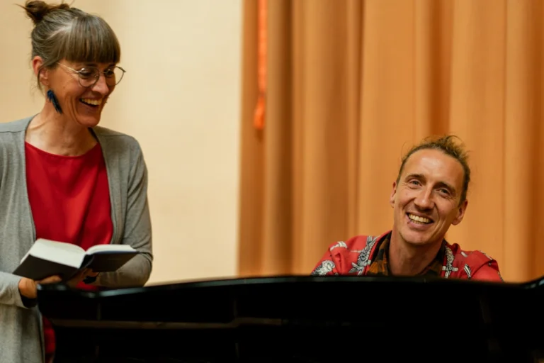 Mette Øyås Madsen og Rasmus Sejersen synger og spiller