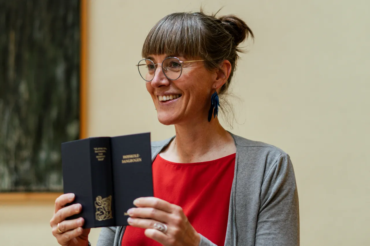 Mette Øyås Madsen med højskolesangbogen